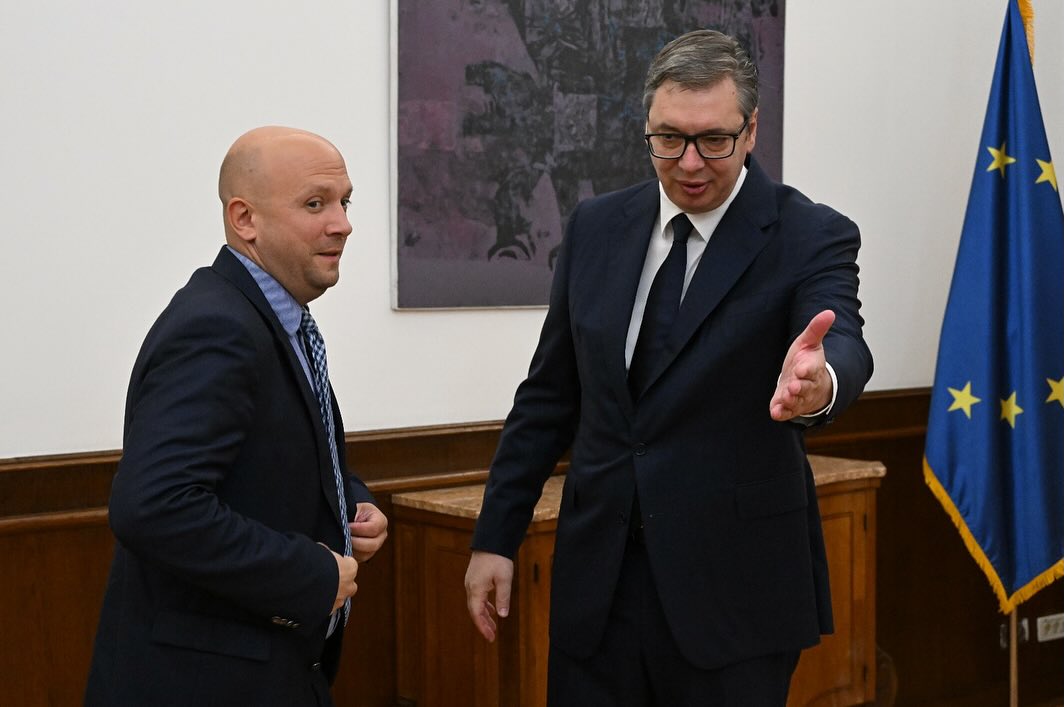 Vuçiqi takon Sarrazinin, i ankohet për sigurinë e serbëve në Kosovë dhe mosformimin e AKS-së