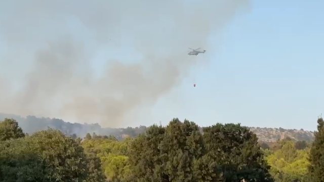Zjarret e mëdha në Shëngjin po i rrezikojnë banesat dhe hoteleritë (VIDEO)