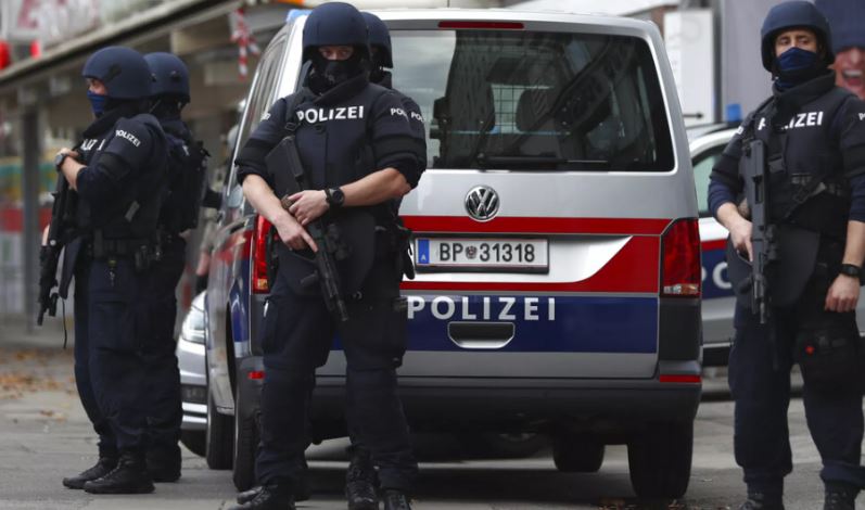 Policia austriake arreston dhjetëra protestues që ndërprenë marshimin e ekstremit të djathtë në Vjenë