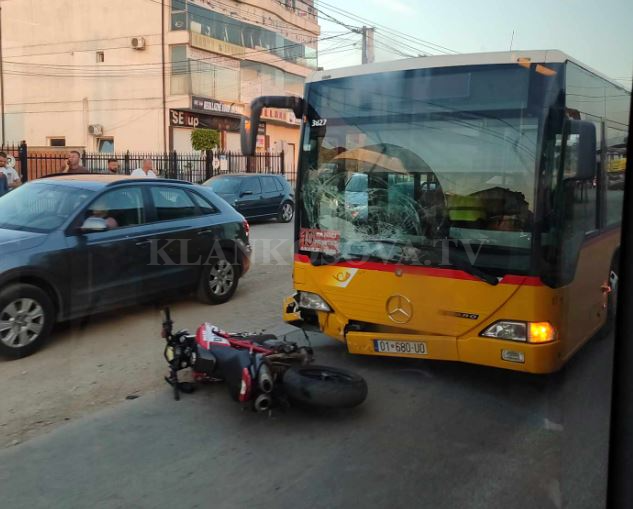 Aksident mes një motori dhe autobusi në Hajvali, policia në vendngjarje