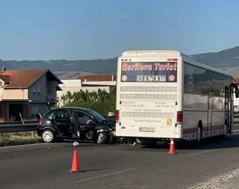 Aksident mes tri automjeteve në Komoran, pësojnë lëndime tre persona