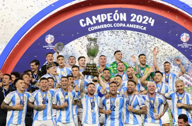 Messi nuk mundi t’i dalë haku deri në fund Argjentinës, por e ngriti trofeun e fitores