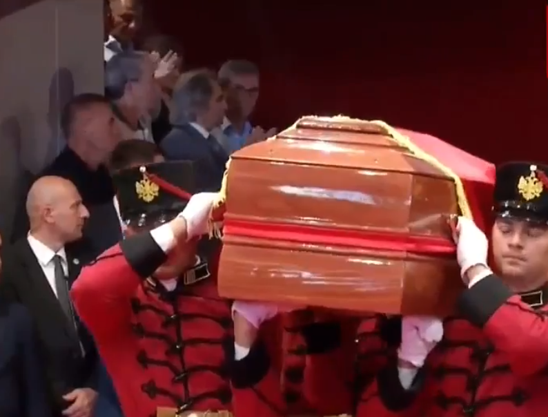 Arkivoli me trupin e shkrimtarit të madh Ismail Kadare niset drejt varrezave (VIDEO)
