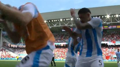 Incident në ndeshjen e Argjentinë, fansat i gjuajnë lojtarët (VIDEO)
