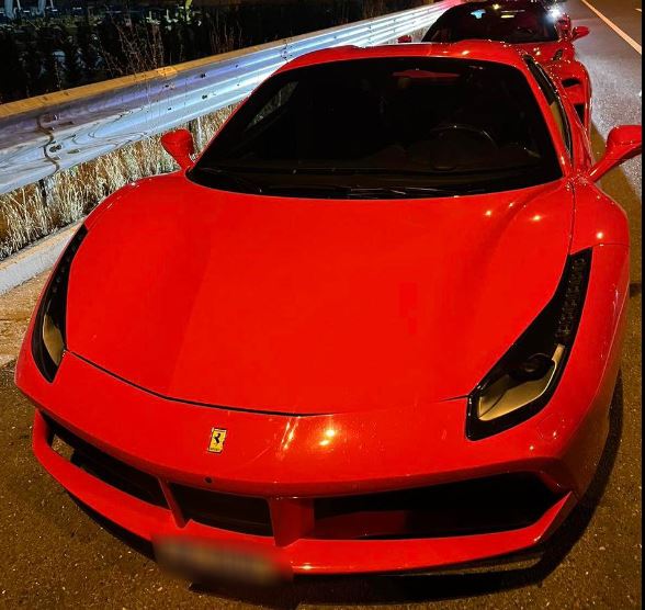 Gara në mes të Ferrarit, Bugattit dhe veturave tjera luksoze, gjobiten shoferët