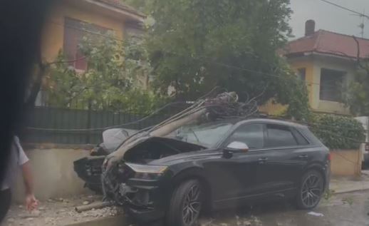 Automjeti godet shtyllën, shtylla ia dëmton veturën një tjetri në Zveçan