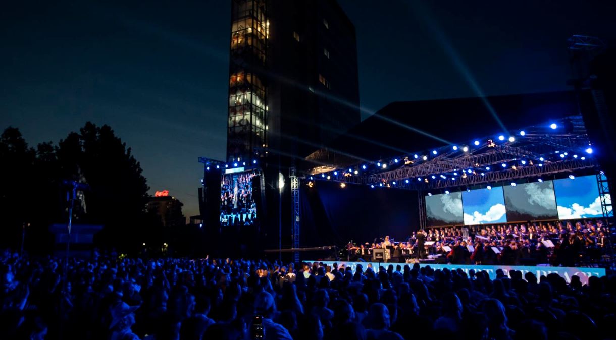 Mbi 200 muzikantë performuan në sheshin “Skënderbeu" në nder të çlirimit të Kosovës dhe pavarësisë së ShBA-së