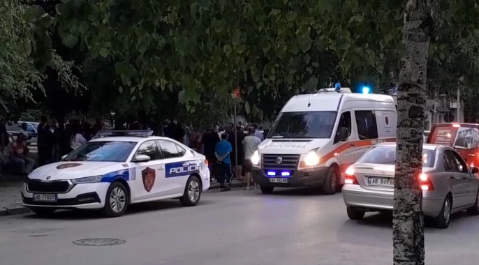Përplasen dy vetura në Korçë, lëndohet një i moshuar