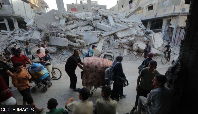 Palestinezët ikin nga kampi i refugjatëve Bureij në Gaza