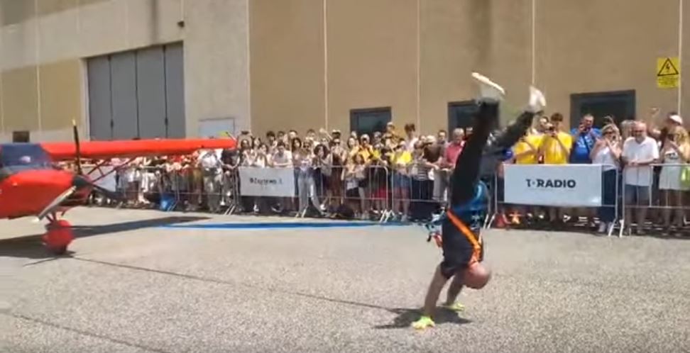 Tërheq tre aeroplanë duke ecur me duar (VIDEO)