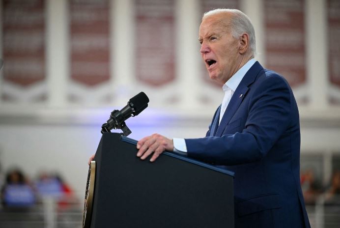Presidenti Joe Biden flet në një tubim të fushatës në shkollën e mesme Renaissance në Detroit më 12 korrik