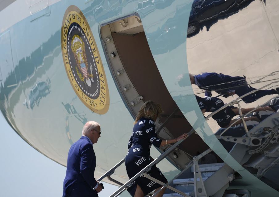 Presidenti amerikan Joe Biden (majtas), dhe zonja e parë Jill Biden hipin në Air Force One në Aeroportin Ndërkomëtar Raleigh-Durham, 28 qershor 2024. Foto: AP
