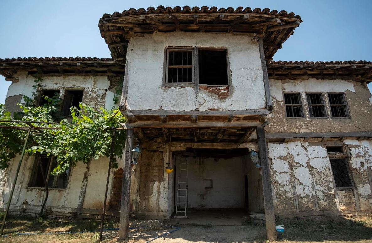 Kanë nisur punimet restauruese në një prej shtëpive më të vjetra në komunën e Ferizajt, shtëpinë e Hasan Fazlisë në Koshare.