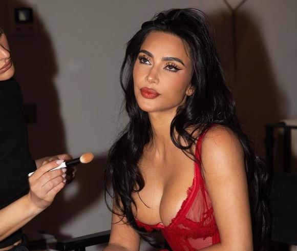 Kim Kardashian shfaqet seksi në të kuqe