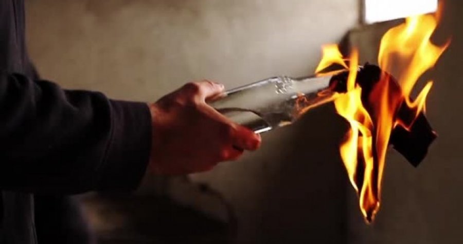 Mitrovicë: Lokali sulmohet me koktej molotovi, policia po e heton rastin