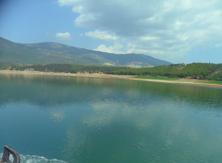 Vdes 81-vjeçari, dyshohet se pësoi arrest kardiak pasi u fut në Liqenin e Kukësit