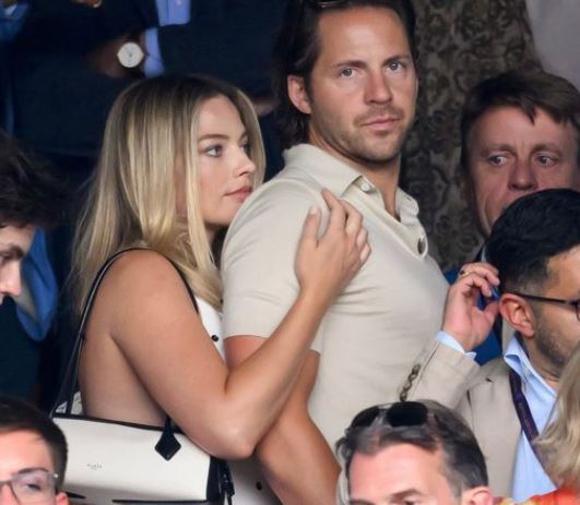 Në pritje të ëmbël, Margot Robbie dhe burri i saj bëjnë paraqitjen e parë