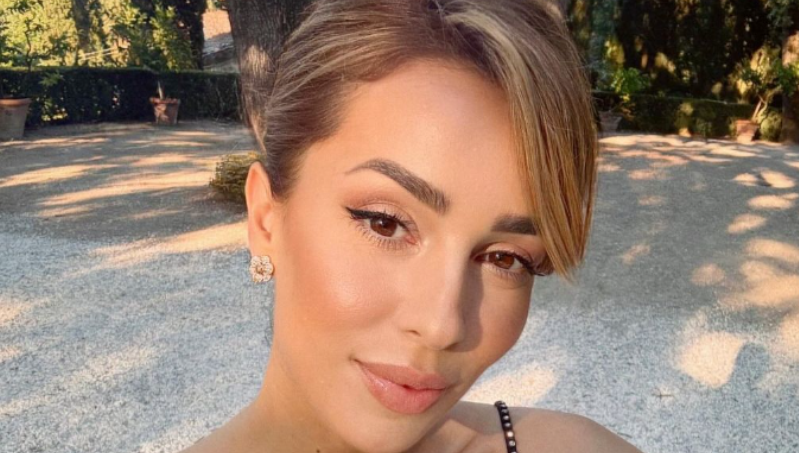 Miriam Cani po shkëlqen e veshur me fustan të zi