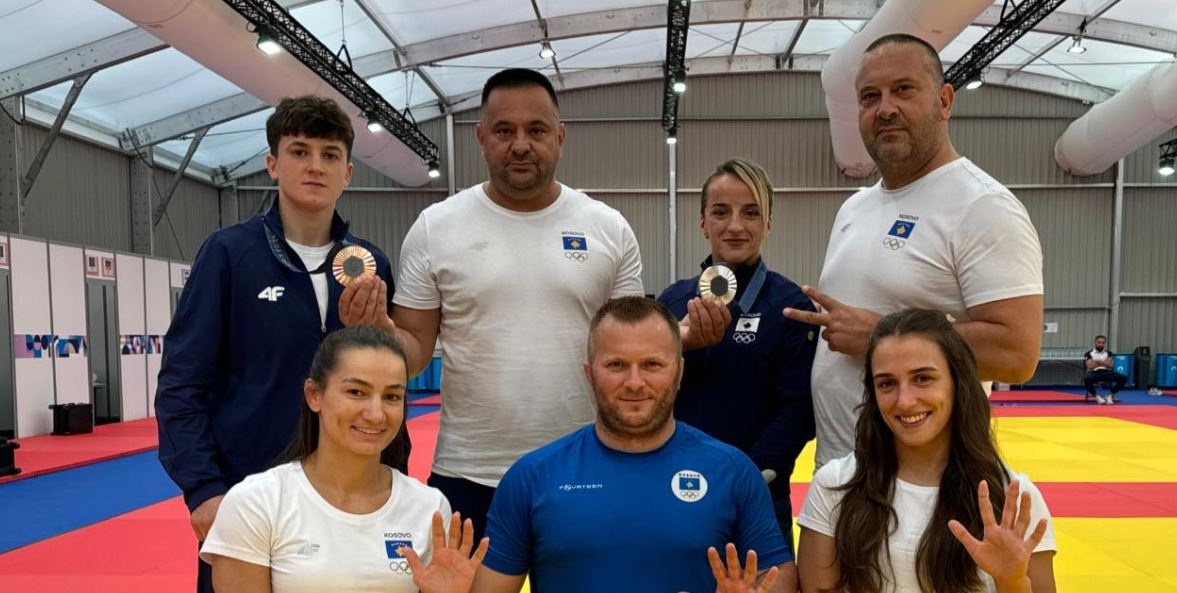 Kuka publikon fotografi të dy xhudisteve me medaljet e fituara në Lojërat Olimpike "Paris 2024"