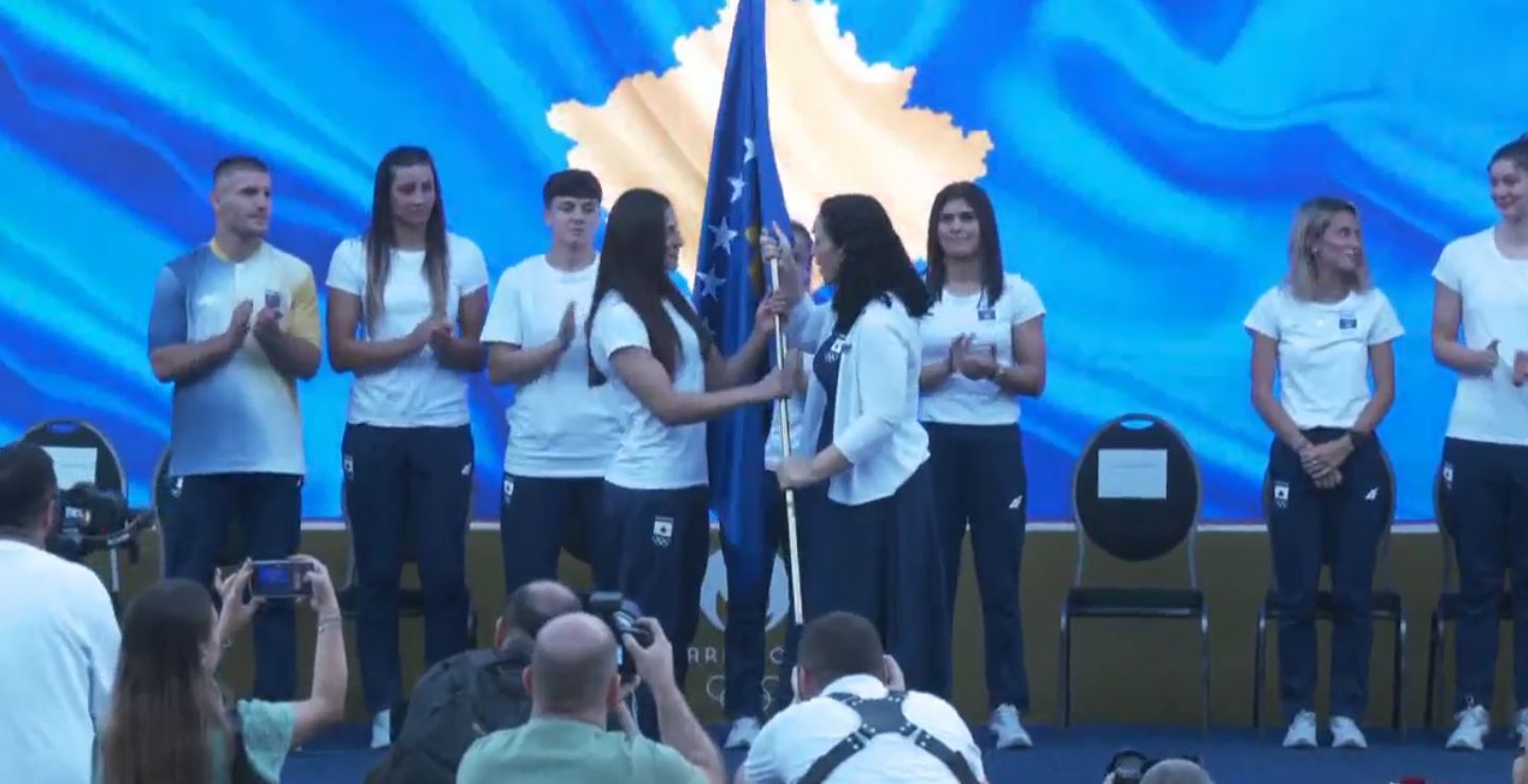 "Zemra e secilit qytetar do të rrahë me tuajën": Osmani ia dorëzon flamurin ekipit olimpik