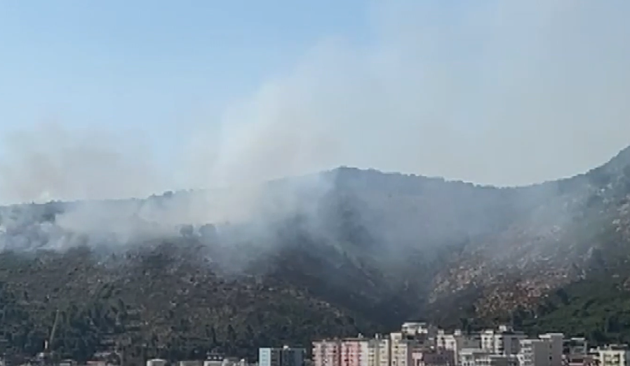 Zjarr në malin e Shëngjinit, rrezikohen banesat ku qëndrojnë pushuesit