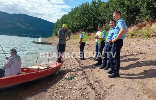 Në Ujman e Badoc policia i konfiskon motorët dhe rrjetat ilegale - një peshkatarit i gjendet një armë pa leje