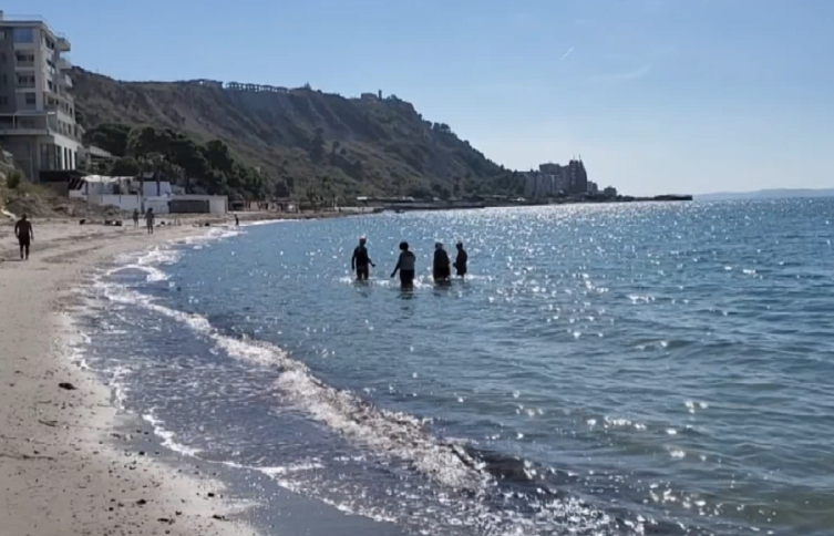 Vdes një person në plazhin e Durrësit