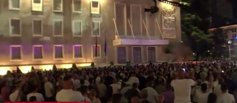 Tiranë: Protesta e opozitës, Berisha kërkon qeveri teknike