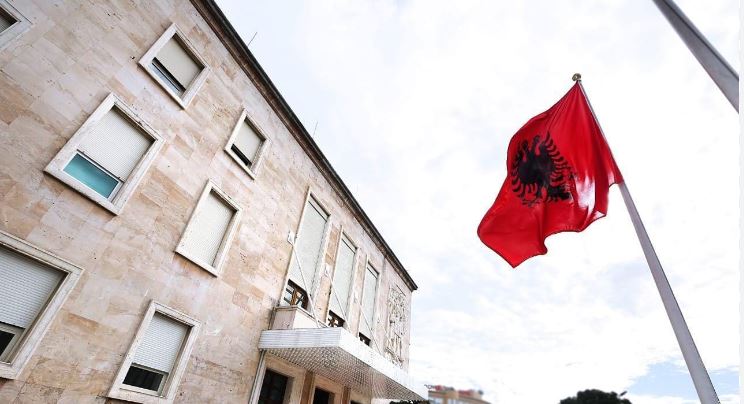 Qeveria në Shqipëri ndryshon orarin e punës për punonjësit e administratës publike