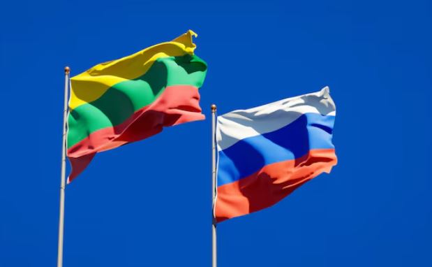 Flamuri lituanez (në të majtë), dhe ai rus.