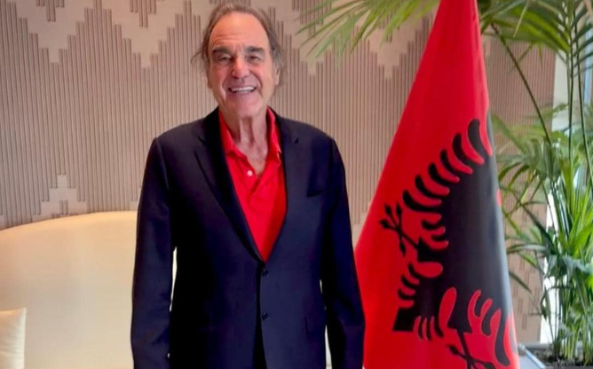 Regjisori me famë botërore, Oliver Stone, viziton Shqipërinë