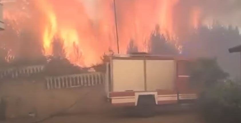 Moment i frikshëm kur zjarrfikësit në Shëngjin bllokohen në mes të flakëve (VIDEO)