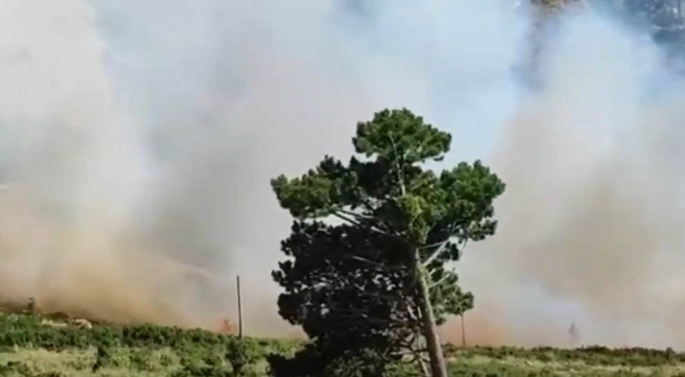 Zjarr masiv në Dhërmi, ndërhyrje edhe me helipokter për shuarjen e tij