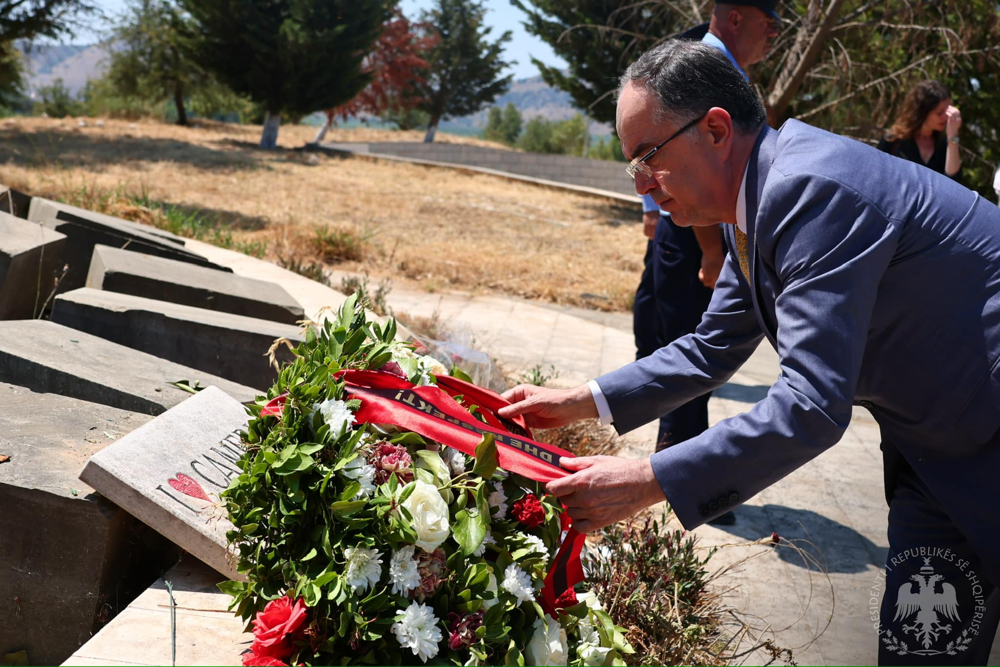 Begaj vendosi lule në varrezën monumentale “Trëndafilat e Çamërisë”, vijnë reagimet nga Greqia
