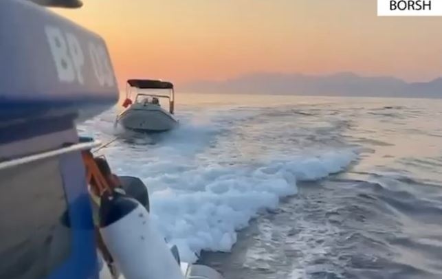 Nëntë persona të një familjeje mbeten të bllokuar në plazhin e Borshit, gomonia pësoi defekt