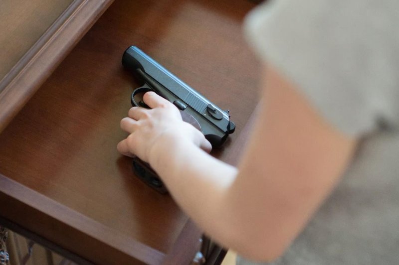 Studim: Ligjet e armëve ndihmojnë në reduktimin e vetëvrasjeve, jo të vrasjeve, te fëmijët