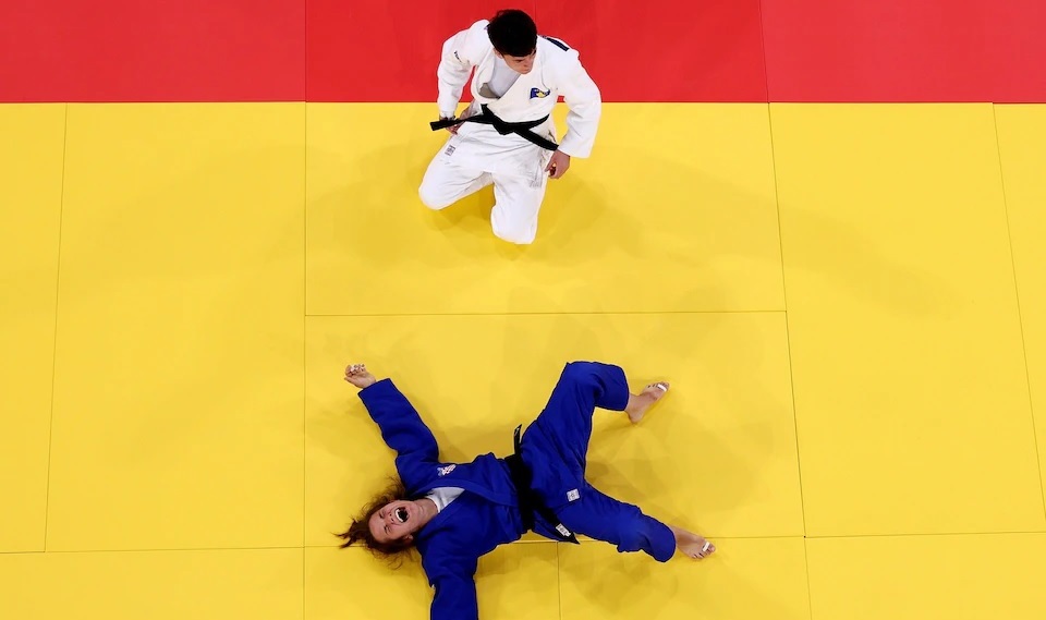 “Ngjashëm me foton ikonike”, The Telegraph krahason foton e Laura Fazliut me të Muhammad Alisë