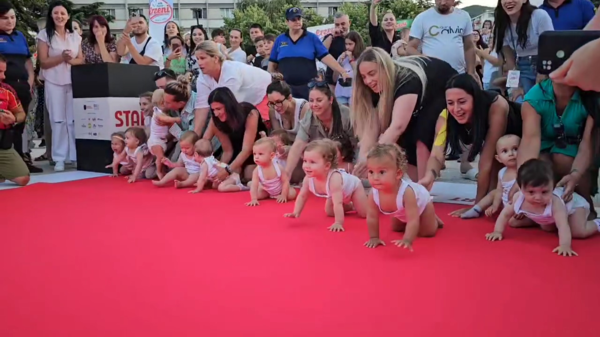 “Maratona e bebeve”, Pogradeci “fut” në garë sportive dhe vogëlushët (VIDEO)