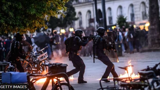 Mijëra protestues në Francë, derisa votat vazhdojnë të numërohen