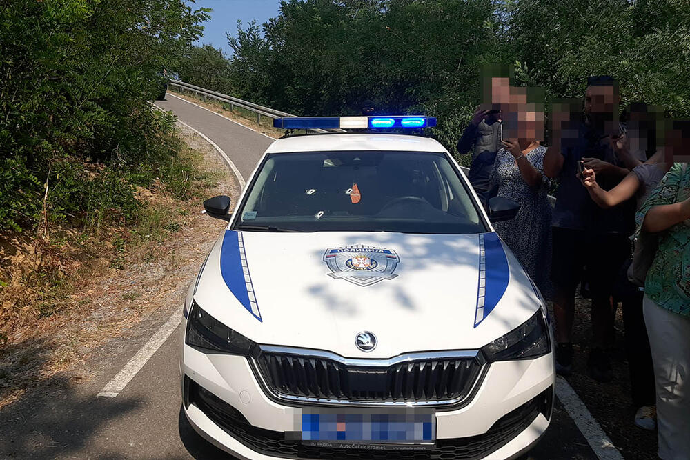 Media serbe publikon foto të veturës së policisë për të cilën pretendon se në të shtiu Faton Hajrizi