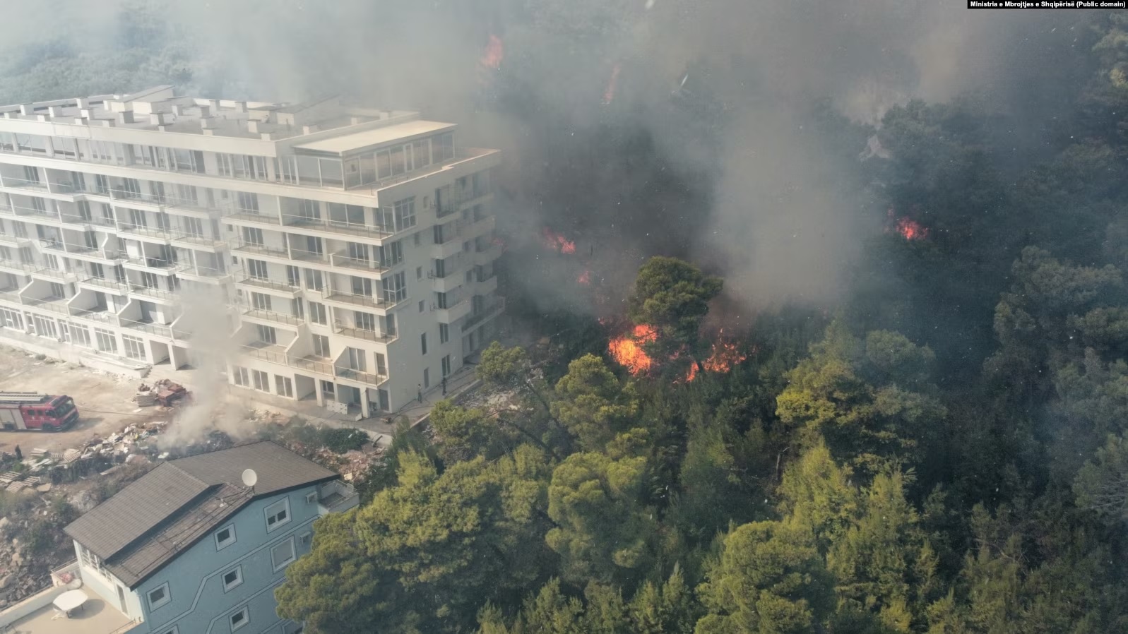 Dyshohet për zjarrvënie të qëllimshme në Shëngjin, Balla: Jemi në kontakt edhe me KFOR-in
