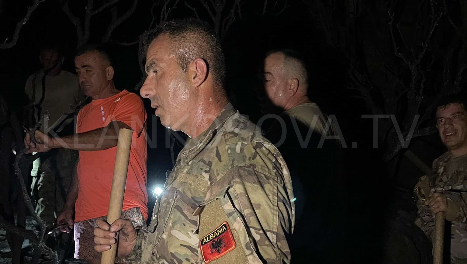 “Ju lumshin krahët”, komandanti motivon ushtarët që po luftojnë me zjarrin në Shqipëri