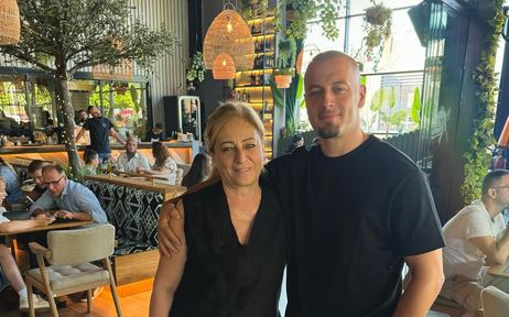Adarian Gaxha uron "Super Nënën" për ditëlindje (FOTO)