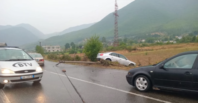 Një vetura përplaset në shtyllë në Bulqizë të Shqipërisë, lëndohet ngasësi