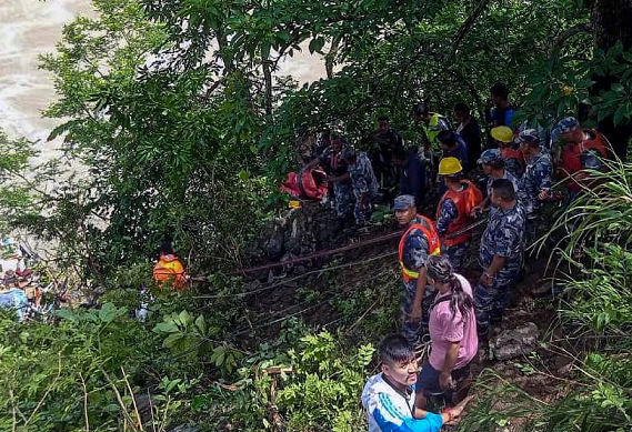 Të paktën 14 të vdekur pasi autobusi me pelegrinë indianë ra në një lum në Nepal