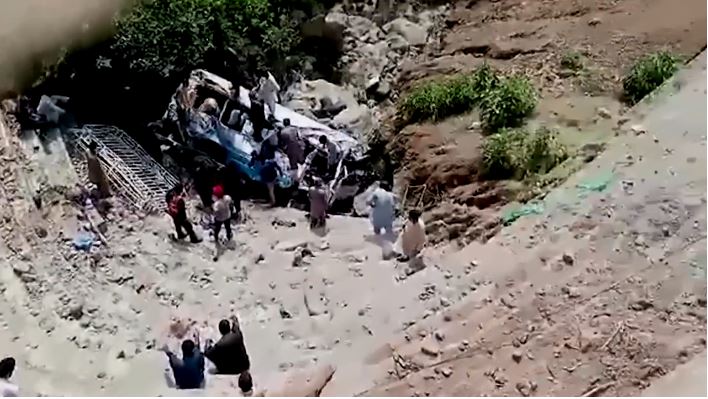 Autoritetet thonë se aksidenti me autobus në Pakistan i vrau të paktën 34 persona