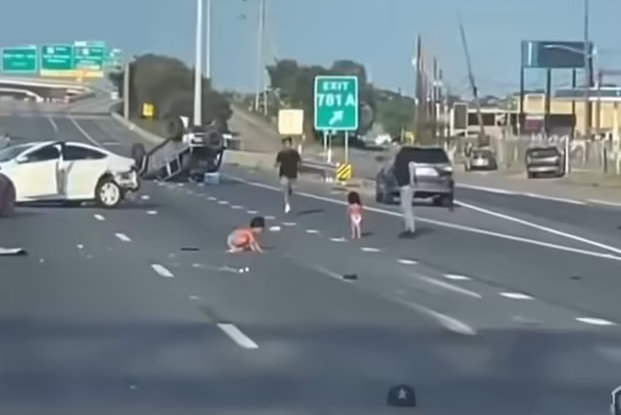 Dy fëmijë me pelena mbesin në mes të autostradës pasi ranë nga vetura që u rrokullis