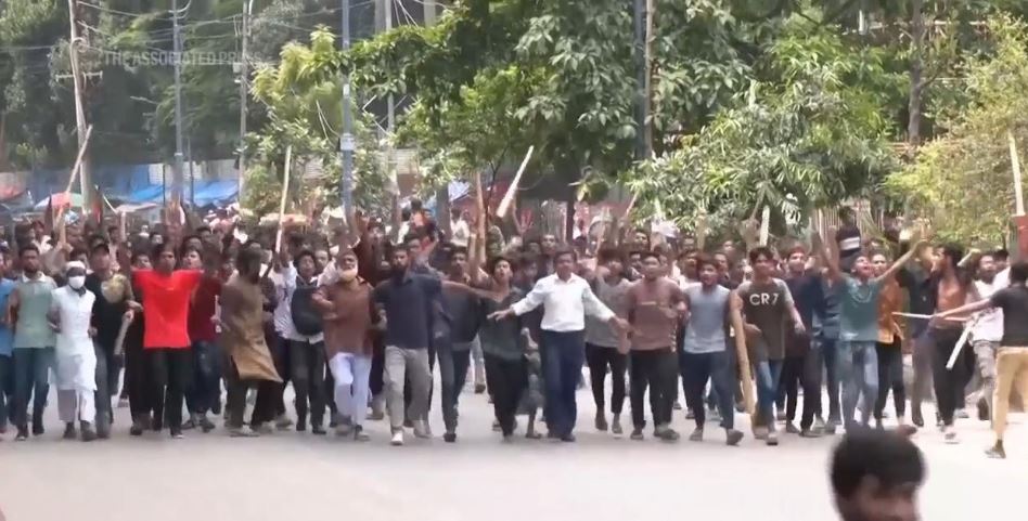 Protestat e rifilluara antiqeveritare lanë afro 100 të vdekur dhe qindra të tjerë të plagosur në Bangladesh