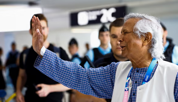 Laureati i Nobelit, Yunus, i kërkon popullit paqe para kthimit në Bangladesh