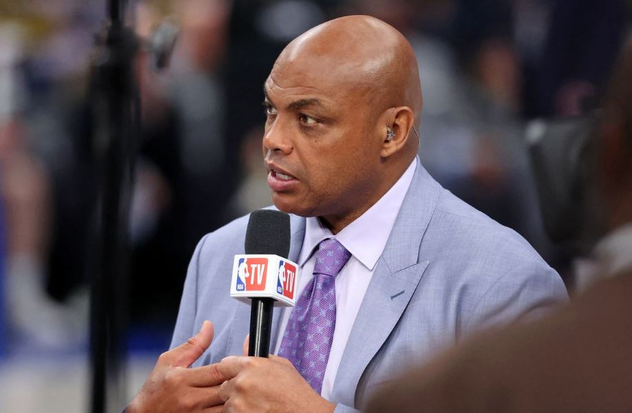 Ish basketbollisti komentator, Charles Barkley, refuzoi 100 milionë dollarë për të mbajtur në punë kolegët në televizion